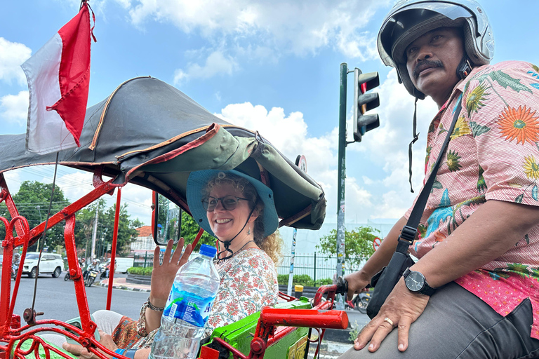 Yogyakarta: wandeltour met gids naar het paleis van de sultan en TamansariYogyakarta: begeleide wandeltour naar het paleis van de sultan en Tamansari