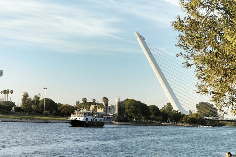 Sevilla: 1 Uur Guadalquivir riviercruise met lokale gids