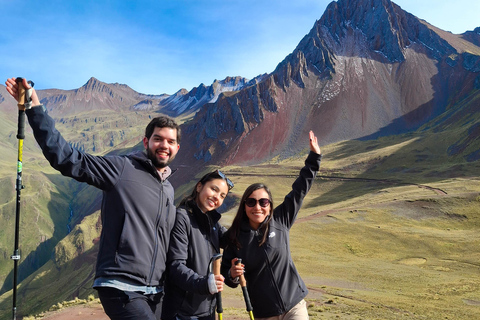 From Cusco: Pallay Poncho Easy Hike with Lunch Pallay Poncho Easy Hiking Adventure—No Crowds (Group Tour)
