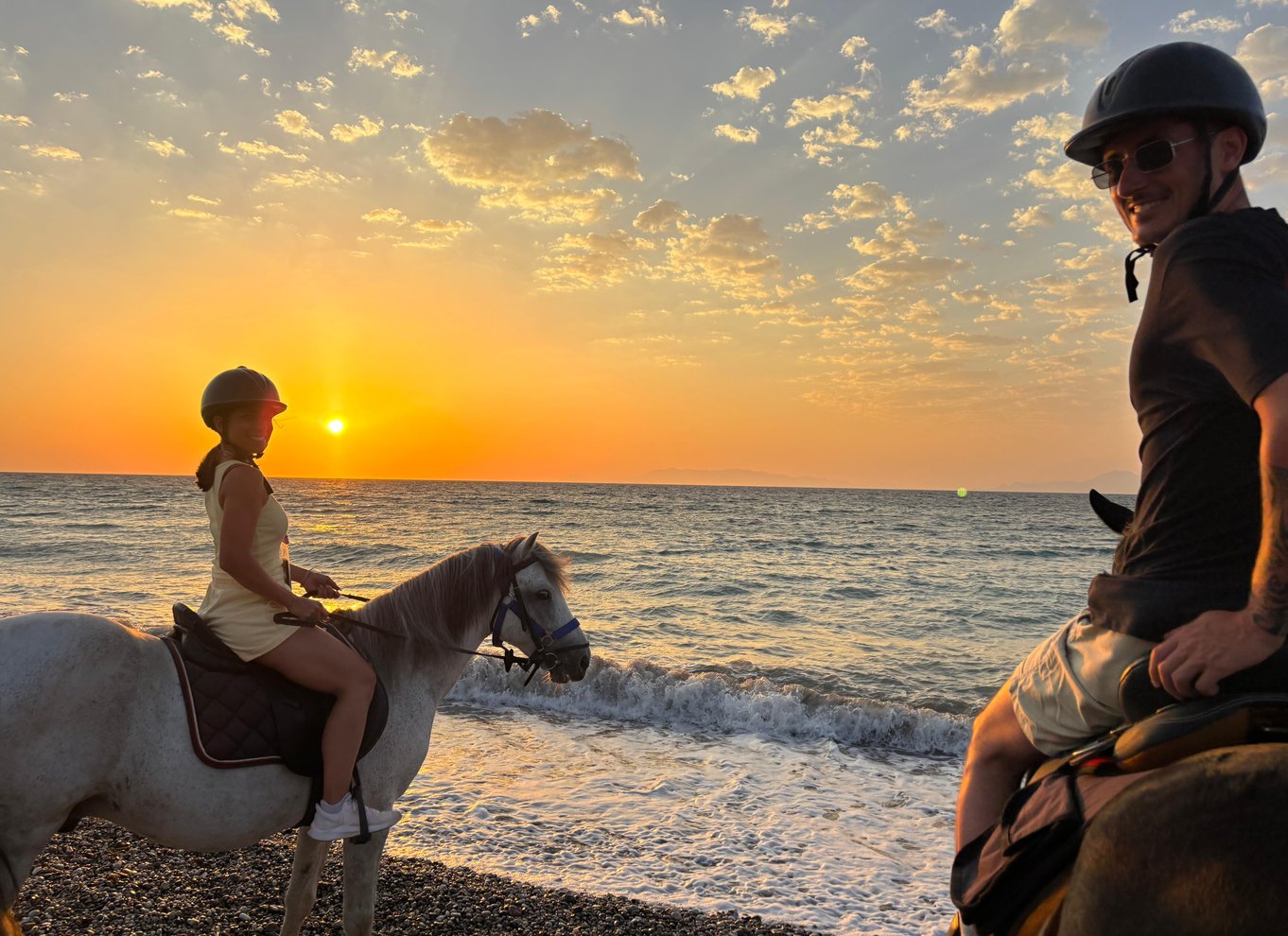 Rhodos: Ridetur i solnedgangen ved havet