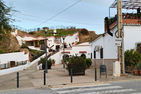 Guadix: Guided tour through Europe's largest cave district Guadix : Visite du plus grand quartier troglodyte d'Europe