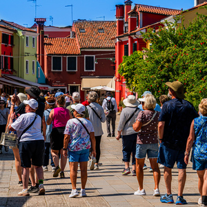 Murano & Burano: Boat Tour with Guide & Glass Factory Visit