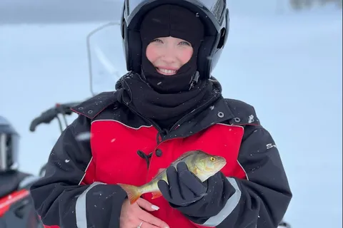 Saariselkä: Excursión de pesca en hielo al lago Inari, renos& almuerzo