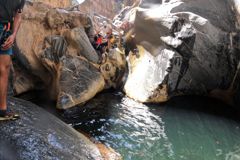 Excursão de aventura de dia inteiro pelo Snake Canyon (Jebel Shams)Excursão de dia inteiro ao Snake Canyon