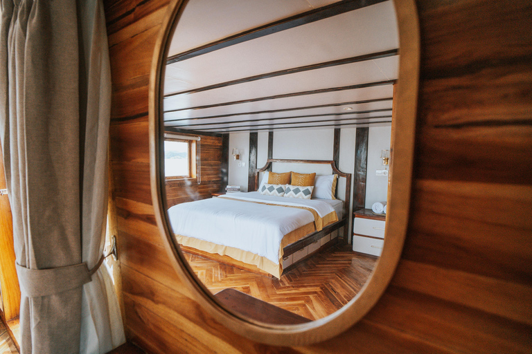 Labuan Bajo: 3-Day Komodo Sailing Luxury Boat with All Fees Deluxe Boat - Private Standar Room (2pax/room)