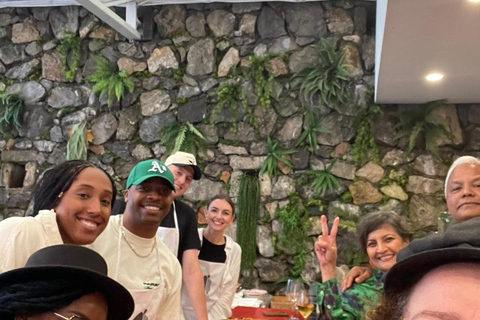 Positano: Pizza-Kochkurs in kleiner Gruppe mit Getränk inklusivePositano: Pizza backen in kleiner Gruppe mit Getränk inklusive