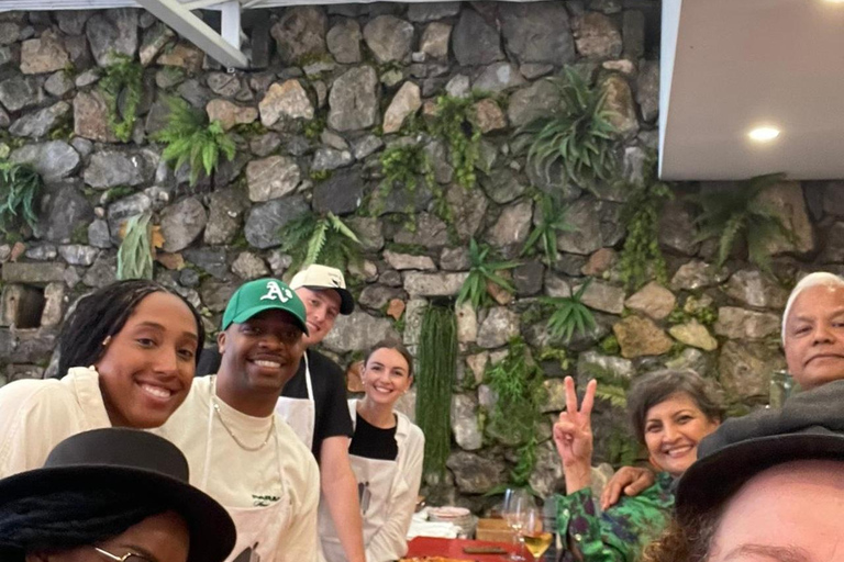 Positano: Pizza-Kochkurs in kleiner Gruppe mit Getränk inklusivePositano: Pizza backen in kleiner Gruppe mit Getränk inklusive