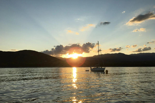 Marseille: Sunset and aperitif on an electric-solar catamaran in the Frioul