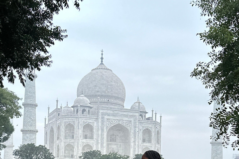 Hyr en sari eller kurta pajama för Taj Mahal besök &amp; bild