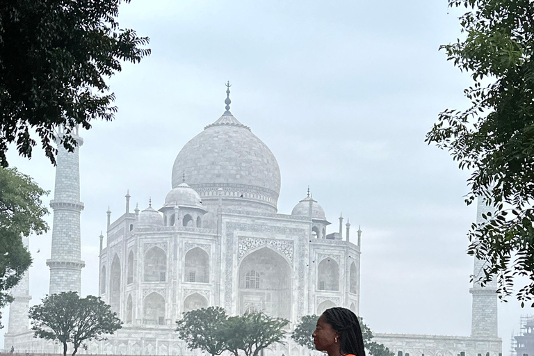 Hyr en sari eller kurta pajama för Taj Mahal besök &amp; bild