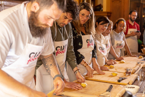 Florencja: Zajęcia z makaronu i tiramisu z nieograniczoną ilością winaLekcja gotowania makaronu i tiramisu bez Sant&#039;Amborgio Market