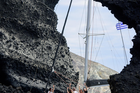 Crociera privata in catamarano a Santorini con BBQ e drink