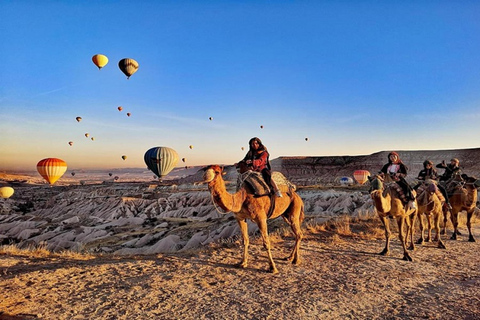 Desde Capadocia: Excursión de un día a camello al amanecer o al atardecer