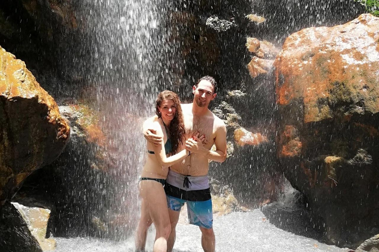 Santa Lucia: Escursione in auto al vulcano, alle cascate e ai giardini