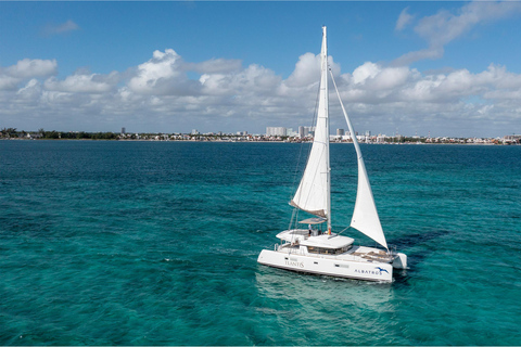 Van Riviera maya; catamaran alleen voor volwassenen naar isla mujeres