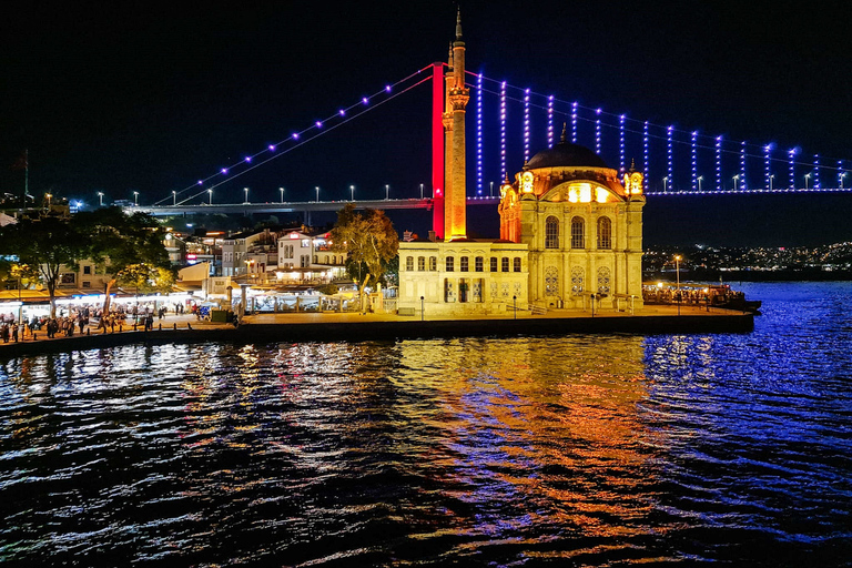 Istanbul: Bosporus Dinner Cruise mit Getränken und UnterhaltungDinner-Bootsfahrt mit Alkohol, Softdrinks &amp; Abholung