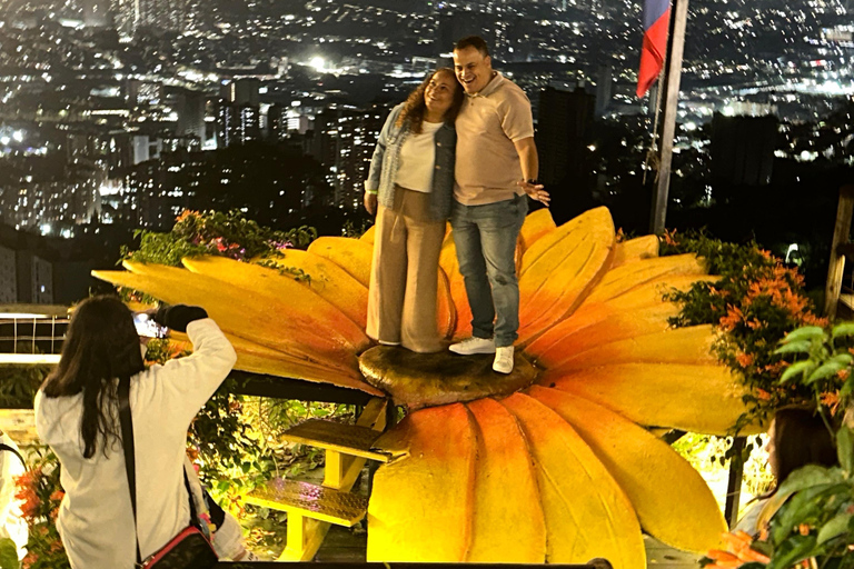 VIP Tour Mirador La Octava Maravilla: Transport, Show, and Drinks Included VIP Tour of the Eighth Wonder Viewpoint: Transport, Show, and Drinks Included