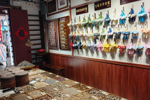 Guangzhou: Discover Lingnan Heritage & Local Life (Private) Guide for French/Spanish/Italian/German/Russian