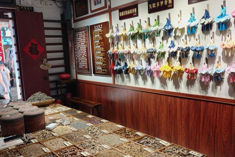 Guangzhou: Discover Lingnan Heritage & Local Life (Private) Guide for French/Spanish/Italian/German/Russian