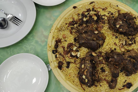Omani Hospitality: Authentic Family Dinner Experience