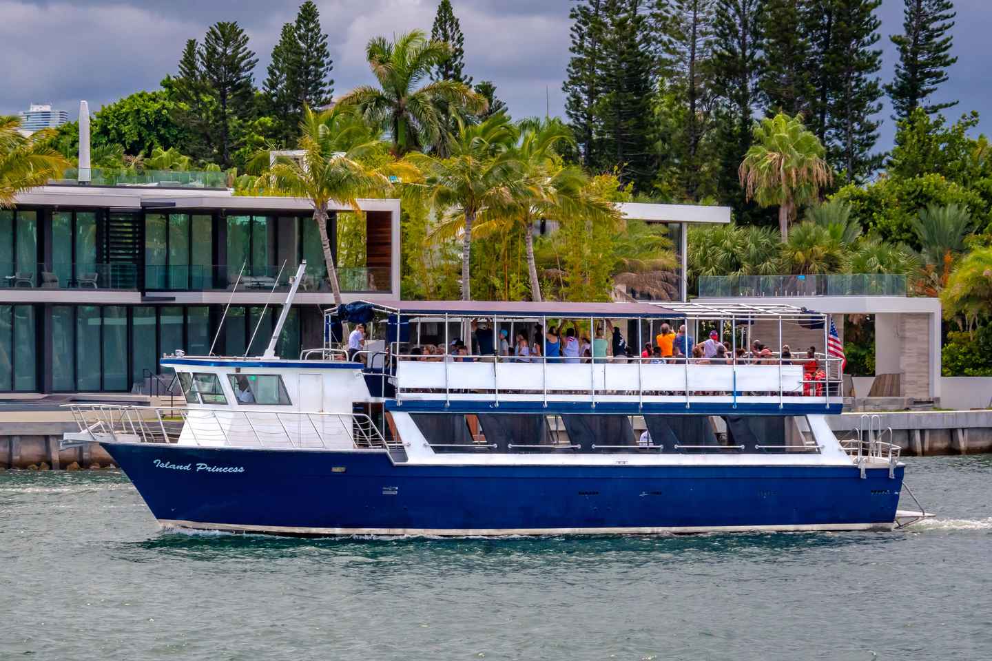 Biscayne Bay Millionaires Homes Sightseeing Boat Tour - Sightseeing Boat Tour with Hot Dog Combo