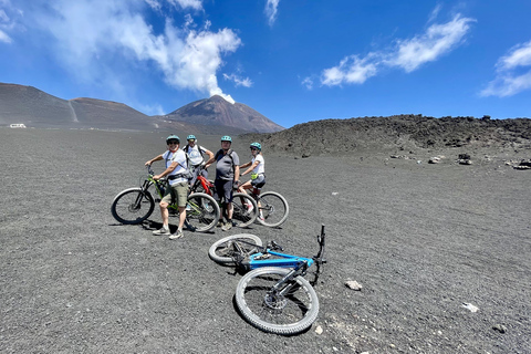 Cima dell'Etna in e-bikeE-bike sulla cima dell'Etna