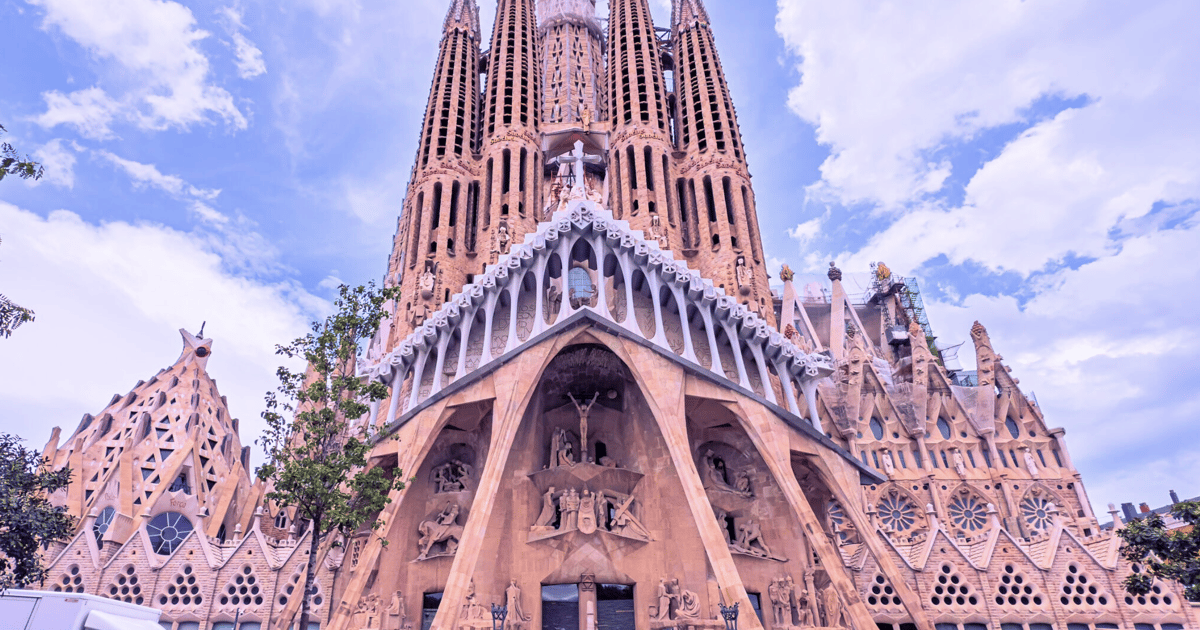 バルセロナ：サグラダ ファミリア優先入場ガイド付きツアー | GetYourGuide