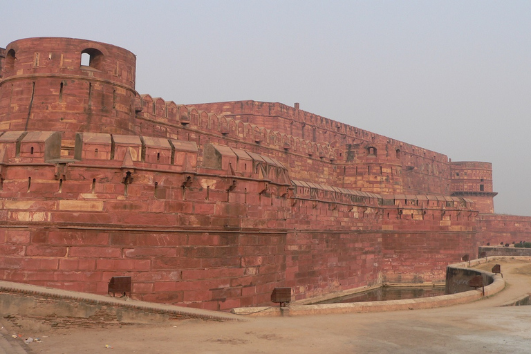 Desde Delhi : Excursión guiada de un día al Taj Mahal y al Fuerte de AgraExcursión sólo con coche y guía