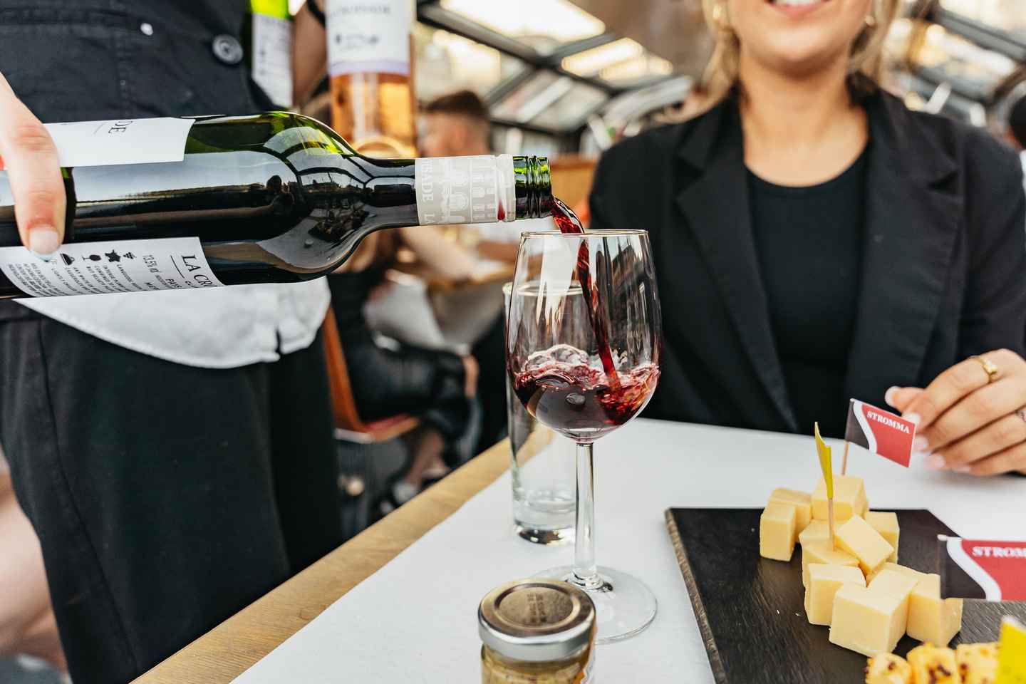 Amsterdam: Cheese & Wine Cruise Tasting Experience