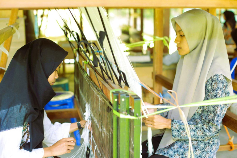 Yogyakarta: garantía de subida a Borobudur y fabricante de tejidosBorobudur y Prambanan con visita guiada al templo