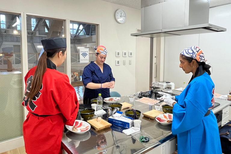 Naha Makishi Public Market : Sushi making experience English guided guide