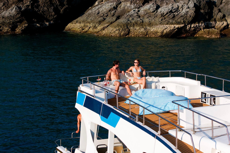 Phuket: Phi Phi Island Catamaran Tour with Beachfront Lunch Full Day Tour without Transfer//No National Park Fee