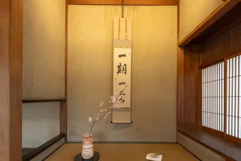Kyoto : cérémonie du thé des cerisiers en fleurs dans une machiya de 150 ans