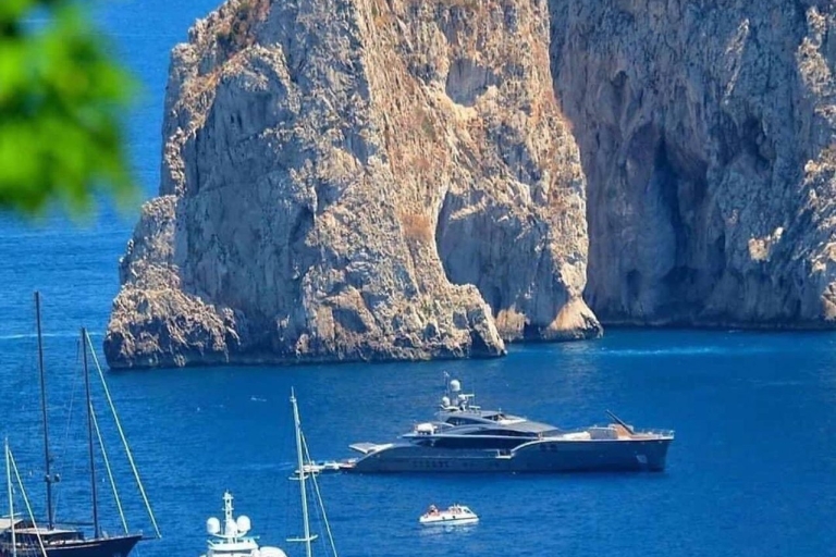 Luxuriöse Bootsfahrt entlang der Amalfiküste