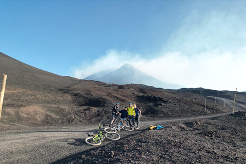 Cima dell'Etna in e-bikeE-bike sulla cima dell'Etna