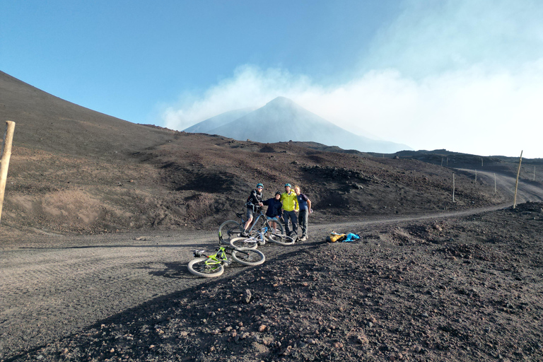 Cima dell'Etna in e-bikeE-bike sulla cima dell'Etna