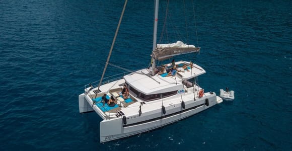 Puerto Banús: Luxury Catamaran Cruise with Drinks Included