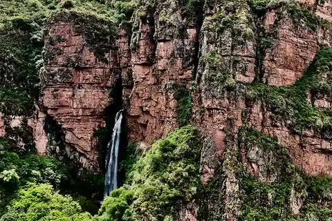Cusco : Excursion d'une journée à la cascade de Perolniyoc
