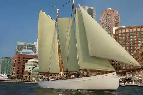 Boston: Vela com champanhe no porto ao pôr do sol a partir de Rowes Wharf