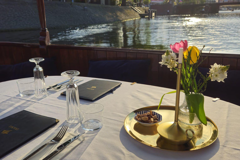 Amsterdam: Private Running Dinner Cruise with 3/4 Courses Running Dinner Cruise – 3 hours with 3 course