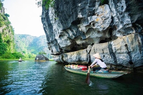 Ninh Binh Excursión de día completo a la cueva Hoa Lu Tam Coc Mua Buffet, barco