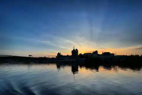 Albany: Hudson River Sunset Cruise with Live Music