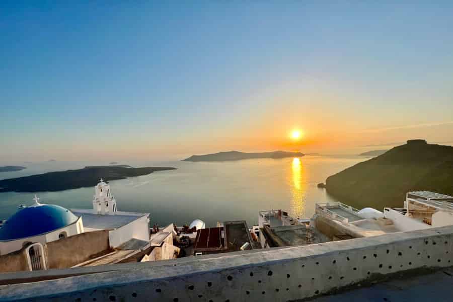 Santorin: 1-Wege-Transfer vom/zum Flughafen Santorin. Foto: GetYourGuide