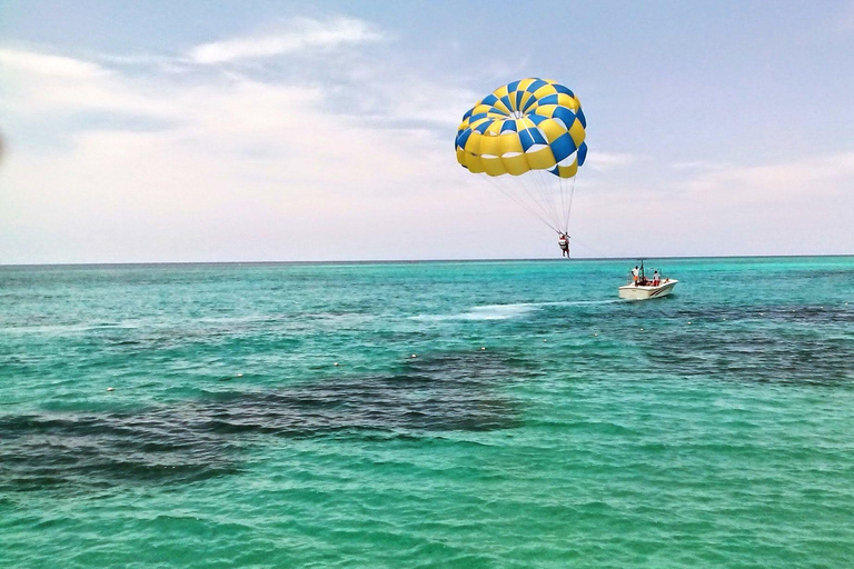 Beach Tubing, Parasailing e Beach Day com TransportionDe Montego Bay