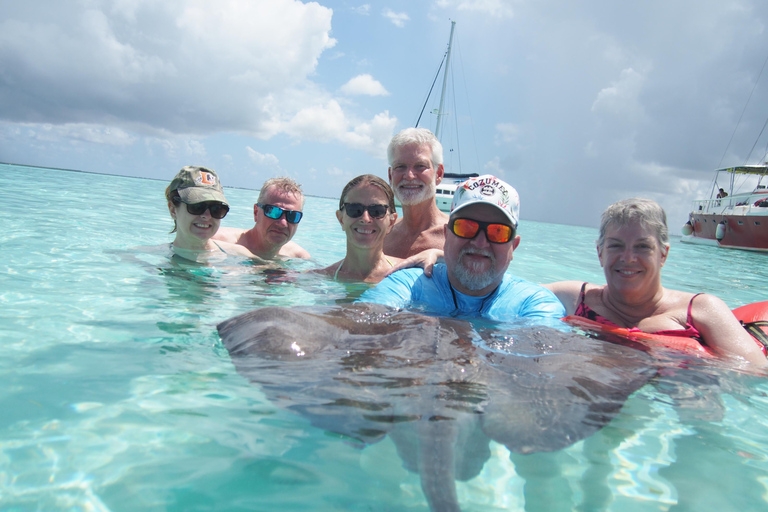 Grand Cayman: Catamaran Cruise with Stingray City & Snorkel