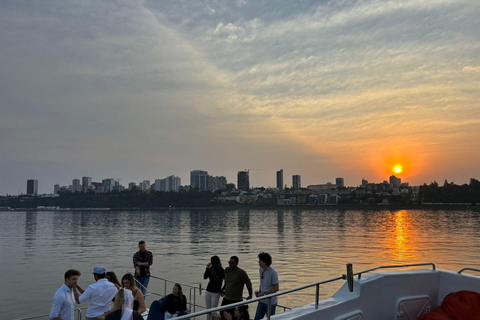 Cruzeiro ao pôr do sol na Baía de Maputo