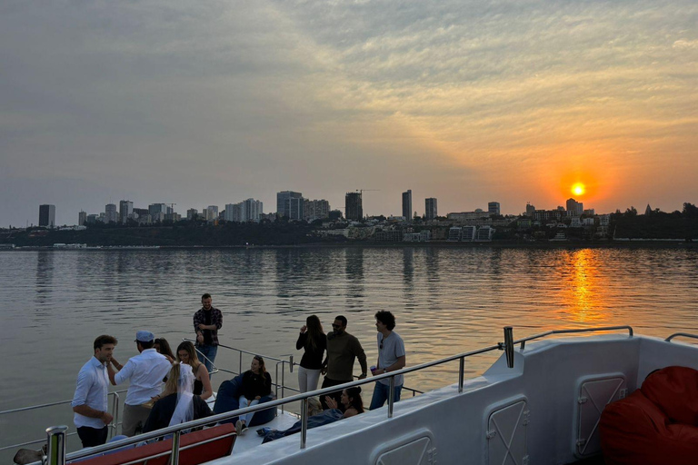 Cruzeiro ao pôr do sol na Baía de Maputo