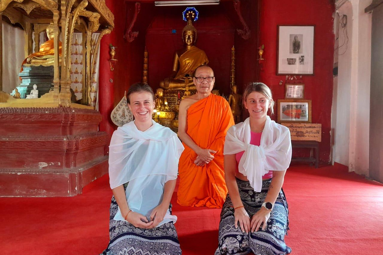 Luang Prabang: Sunrise Market & Local Street Food Experience