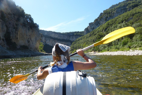 Sportliche Abfahrt auf der Ardèche in den Schluchten der Ardèche: ca. 6 Stunden, 32 kmSportliche Ardèche-Abfahrt durch die Ardèche-Schlucht: ca. 6 Stunden, 32 km