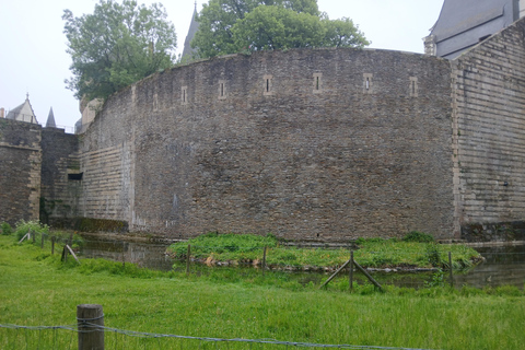 Nantes: Professional tour of the Château des ducs de Bretagne – ramparts, courtyard, moat